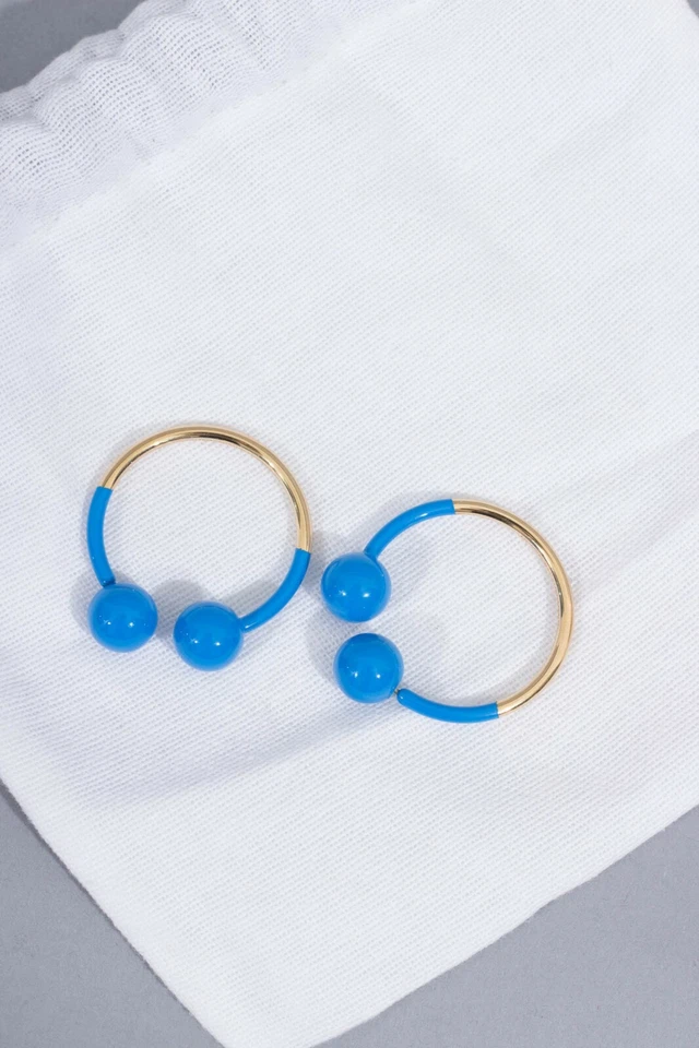 J.W. Pendientes de aro de doble bola Anderson Foto 1 de 4