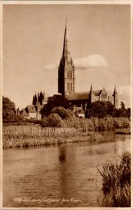 Antigua postal con foto real de la catedral de Salisbury de River, Wiltshire, Reino Unido RPPC - Imagen 1 de 2