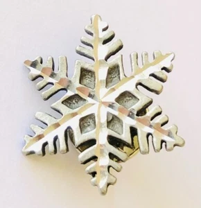 Snowflake Pin Badge Christmas Gift Present Rare Winter Item (D4) - Picture 1 of 2