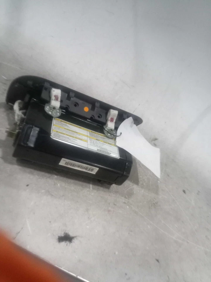 Used Instrument Panel Air Bag fits: 2002 Mitsubishi Galant front passenger dash Foto 1 de 4