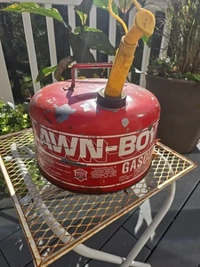 Lata de gasolina redonda de metal rojo vintage Lawn Boy de 2 1/2 galones - Imagen 1 de 15