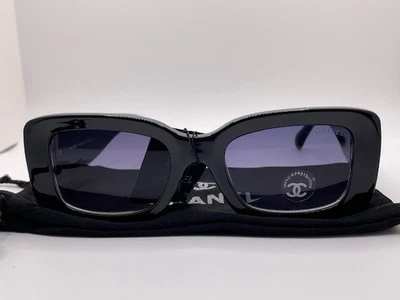Auténticas gafas de sol Chanel para mujer rectangulares negras con detalles dorados Foto 1 de 4