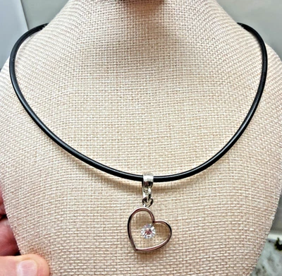 "Collar de cordón de cuero negro con colgante de corazón abierto piedra circonita cúbica tono plateado LOVE 16-19""" Foto 1 de 4