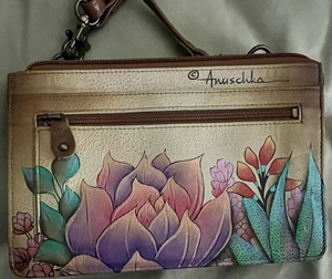 Cartera de cuero pintada a mano con flor del desierto de Anuschka - Imagen 1 de 16
