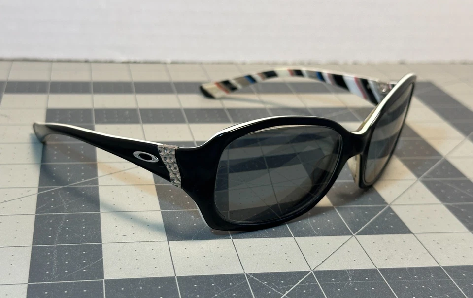 Gafas de sol Oakley Discreet OO2012-06 negras y multicolores 59-16-130 - SOLO MARCO Foto 1 de 4