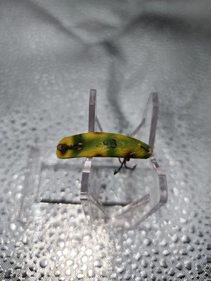 Señuelo de pesca con mosca ultraligero vintage de madera Flatfish F3 verde con manchas amarillas negras Foto 1 de 3