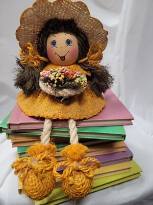 复古娃娃架 Sitter Sunny 黄色手绘 Burlap 连衣裙绳子头发 — 第 1/4 张图片