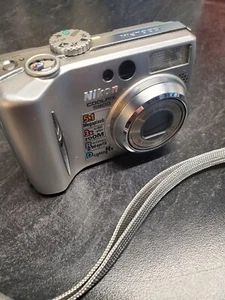 Nikon Coolpix 5900 Digital Camera. 5.1 MP 3x Zoom.  2GB Card. Charger. Batteries - Picture 1 of 8