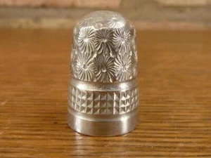 A nice Antique size 10 Charles Horner Thimble Hallmarked silver Chester 1917 - Foto 1 di 1