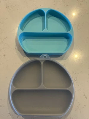 Plato dividido con agarre de succión de silicona Bumkins platos para bebés pequeños - 2 y 1 cubierta Foto 1 de 4