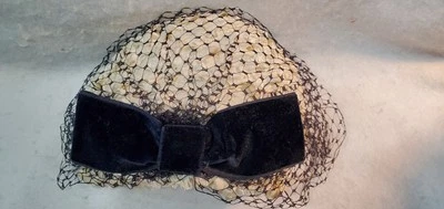 Sombrero Pastillero Vintage Años 50 Paja Blanca con Lazo de Terciopelo y Red M De Colección Foto 1 de 4