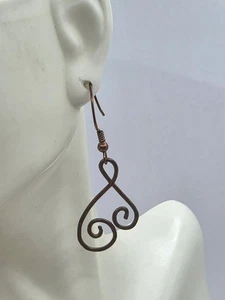 Pendientes de gancho perforados artesanales color cobre remolino 1 1/2" - Imagen 1 de 3