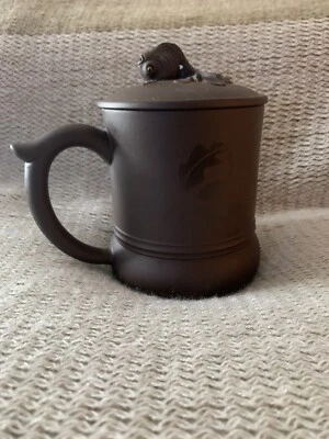 Taza coladora china vintage Yixing con ojo oscilante Koi carpa hasta el párpado superior. Foto 1 de 4