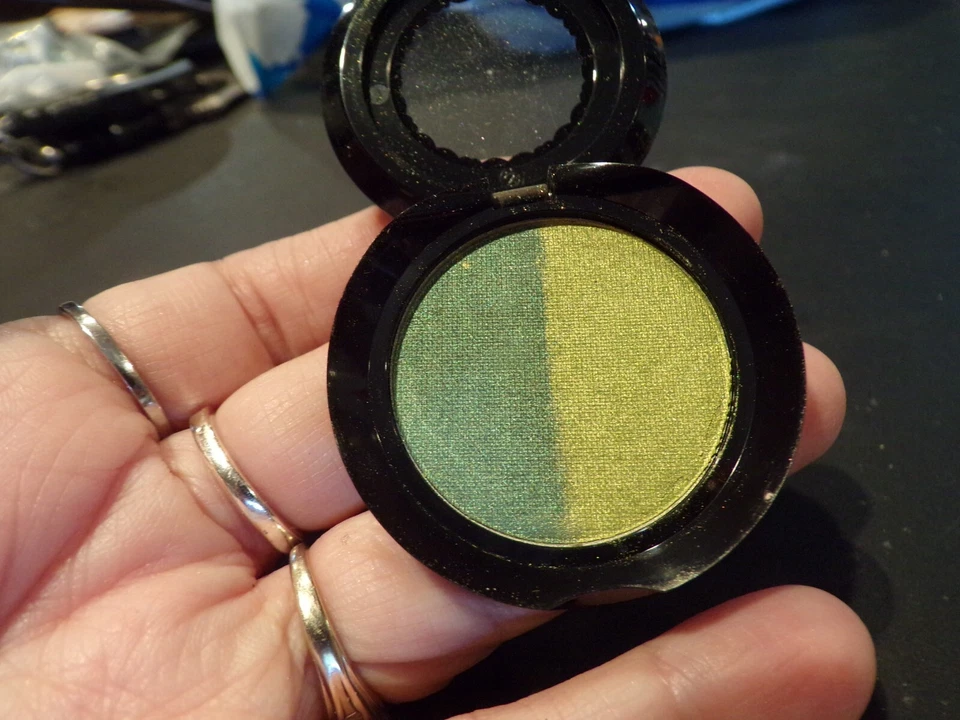 NUEVO Probador de sombra de ojos intensa DEMASIADO CARA DIJES DE LA SUERTE 2,5 g nunca usado sin caja B737 Foto 1 de 4