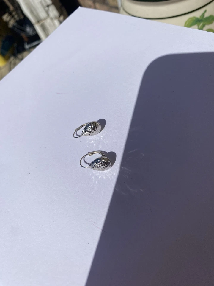 Pendientes lágrima grabados oro blanco 14k respaldo palanca Foto 1 de 4