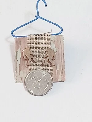 Aretes Sasquatch - Color Dorado Marrón Resina Foto 1 de 3