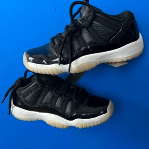 Nike Air Jordan 11 XI Retro Low  72-10 Black Red 2022 GS 6Y Youth 528896 001 - Picture 1 of 6