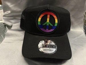 Cappello/Berretto Nero SOLIDO New Era NE205 9Forty con Insegna Pace Arcobaleno Snap Back BLEM - Foto 1 di 4