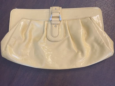Bolso sin asas Liz Claiborne amarillo mantequilla imitación charol cierre magnético Foto 1 de 4