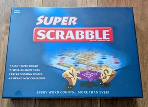 Super Scrabble Gioco da Tavolo - Tinderbox Games (2006) Nuovo e Sigillato - Foto 1 di 4