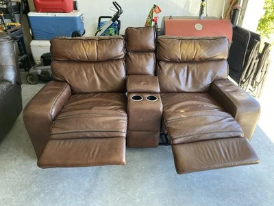 棕色皮革躺椅双人沙发 – 2 座 + 中控台带电动插座 — 第 1/4 张图片