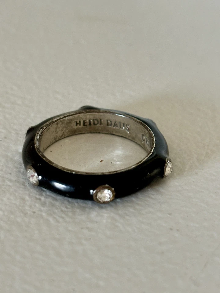 Anillo firmado por Heidi Daus cristales esmaltados negros Foto 1 de 4