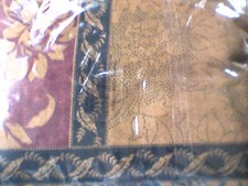 Full size bed skirt Des Vienna New with shams 2
