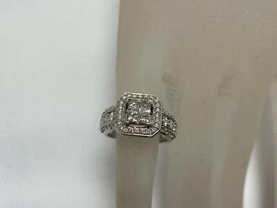 Anillo de compromiso Helzberg de oro blanco de 14 quilates con halo de diamantes 1,36 TCW talla 4,25 Foto 1 de 4