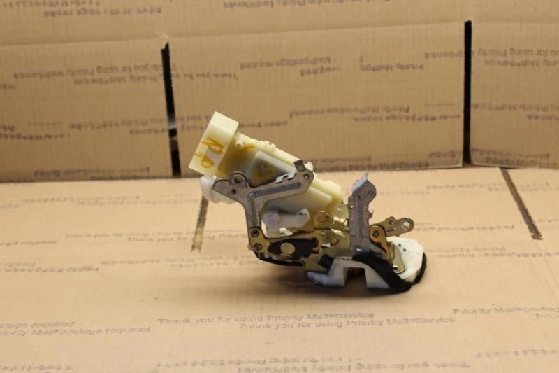 2001 2002 2003 2004 2005 LEXUS GS300 GS430 PUERTA TRASERA DERECHA PESTILLO CERRADURA ACTUADOR Foto 1 de 4