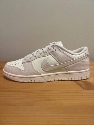 Talla 9.5 - Nike Dunk Caracol Bajo Iridiscente Swoosh W Foto 1 de 4