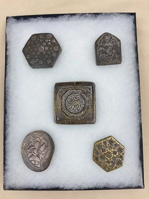 Ювелирные марки и штампы древней долины Инда в витрине - Изображение 1 из 4