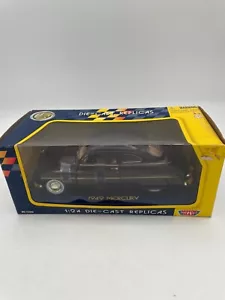 1949 Mercury Car With Gold Trim. Motor Max. 1:24 Scale Diecast **NEW** - Picture 1 of 1