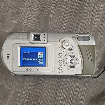 Цифровая камера Sony Cyber-shot DSC-P52 3,2 Мп - серебристая - Изображение 1 из 4