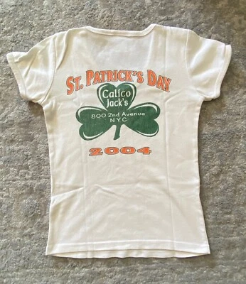 Camiseta vintage para mujer Calico Jacks NYC St. Patrick’s Day—2004—cuello en V—pequeña Foto 1 de 4