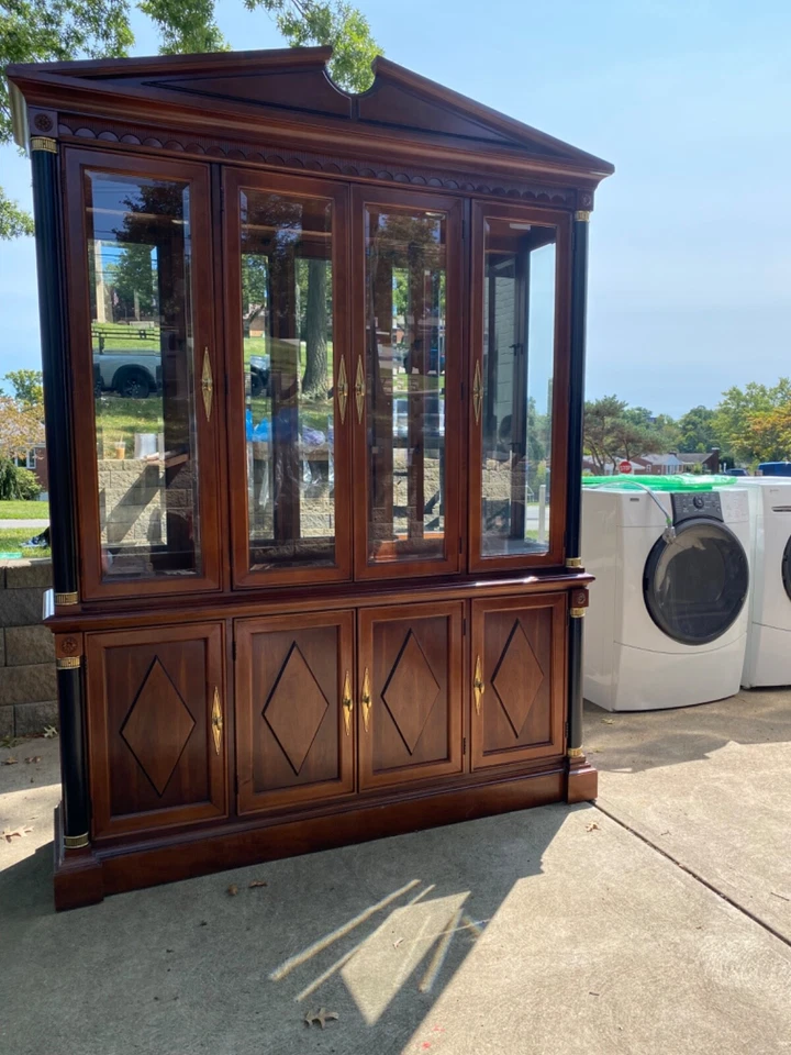 Mueble Stanley Estilo Neoclásico Madera de Cerezo China Vitrina con Luces Foto 1 de 4