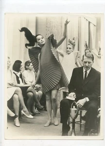 Desfile de moda exótico de los años 60, gran foto. f19332 - Imagen 1 de 1