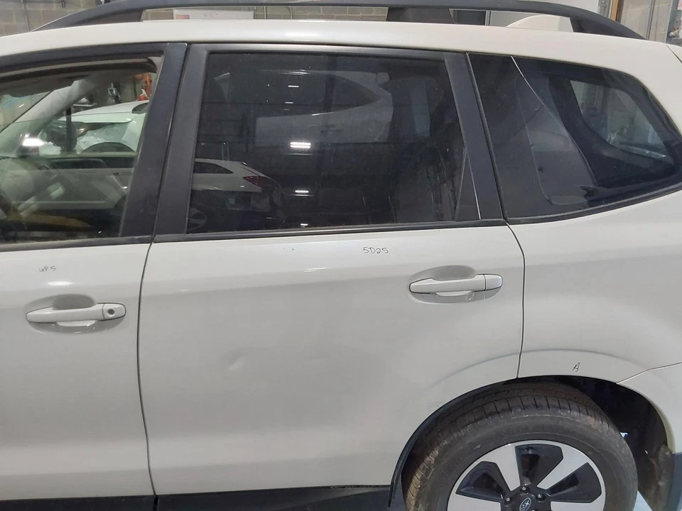 Used Rear Left Door Assembly Rear Side fits: 2018 Subaru Forester electric windo Foto 1 de 4