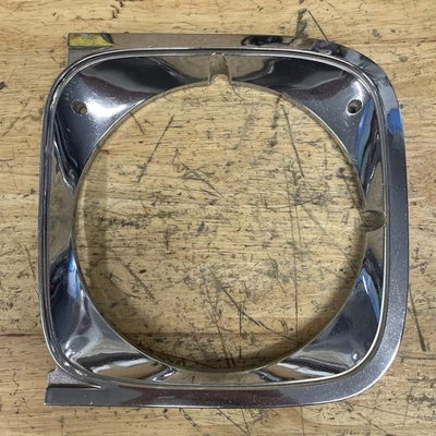 1972 Chevrolet Chevelle Left Headlight Bezel 6261958 — 第 1/4 张图片
