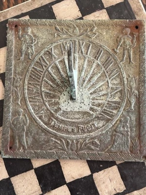 Relógio de sol quadrado antigo bronze “Tempus Fugit” quatro estações C.1900 - Imagem 1 de 4