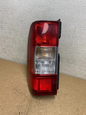 Luz trasera izquierda conductor Nissan NV1500 NV2500 NV3500 2012 A 2021 U9987 DW Foto 1 de 4