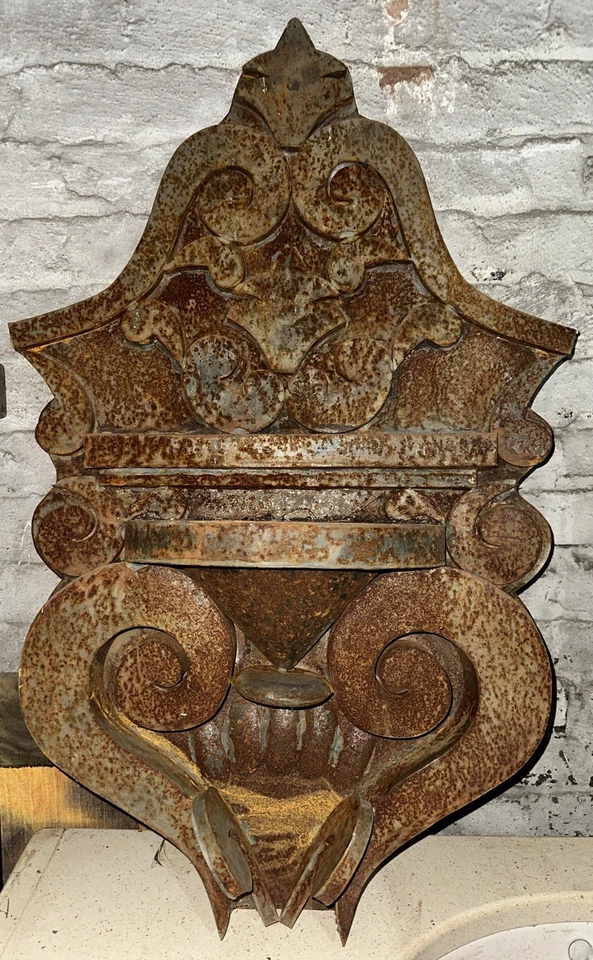 Antiguo estante decorativo arquitectónico de metal estaño de salvamento Foto 1 de 4