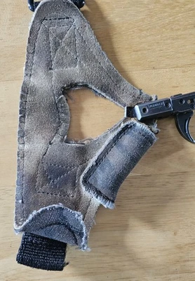 Winn Free Flight Right Hand Release With Mossy Oak Arm Band. - Image 1 of 4