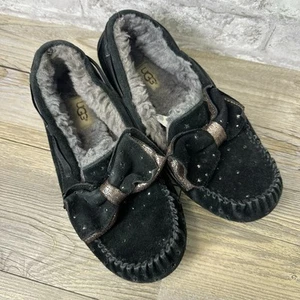 Ugg Dakota Stargirl Slipper Size 7 Bow Black Suede Slip On Comfort Cozy Sherpa - Picture 1 of 9