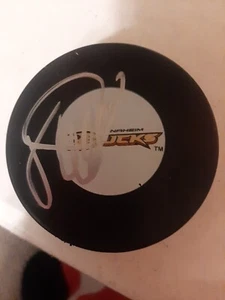 TEEMU SELANNE SIGNED PUCK ( ANAHEIM DUCKS ) - Picture 1 of 3