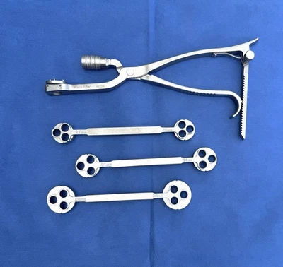 Abrazadera ortopédica para rótula Howmedica y guías de taladro Foto 1 de 4