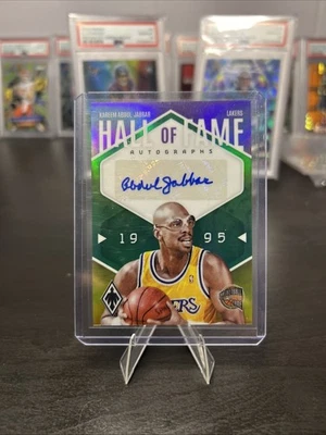 2023-24 Panini Phoenix Kareem Abdul-Jabbar HFA-KAJ Salón de la Fama Verde Automático Foto 1 de 3