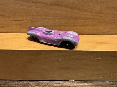 Coche de carreras fundido a presión TootsieToy Jaguar D-Type púrpura vintage Foto 1 de 2