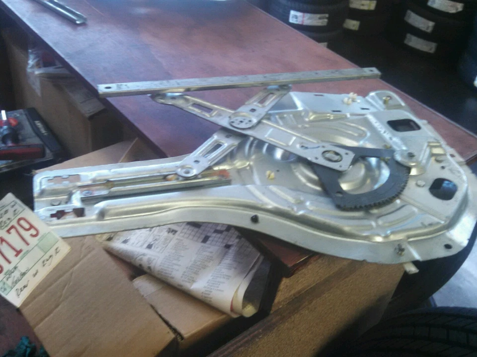 HYUNDAI TUCSON 2005 2006 2007 REGULADOR DE VENTANA CON MOTOR LADO DE PASO TRASERO Foto 1 de 1