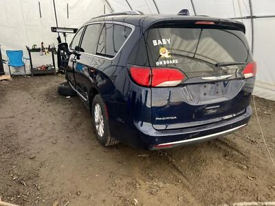 Conjunto de filtro de aire usado se adapta a: Chrysler Pacifica 2018 3,6 L gasolina grado A Foto 1 de 4