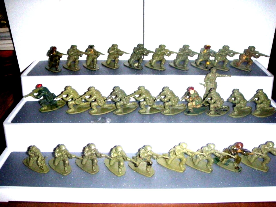 Vintage Airfix 1/32 28 paras kneeling 1 officer 1 radio operater - Image 1 of 1